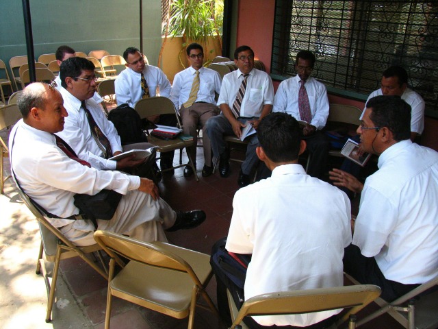 What are the keys of the priesthood that pertain to the President of an Elders Quorum in the Mormon Church?