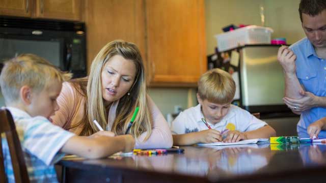 mother-teaching-children