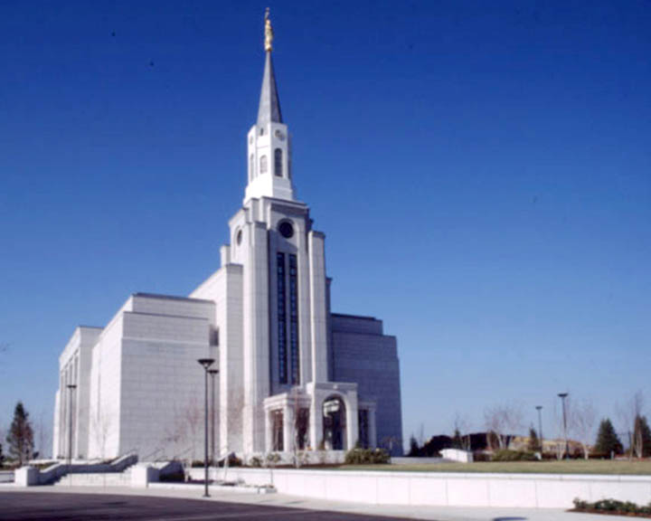 What should I do if I know of someone wearing temple garments unworthily?